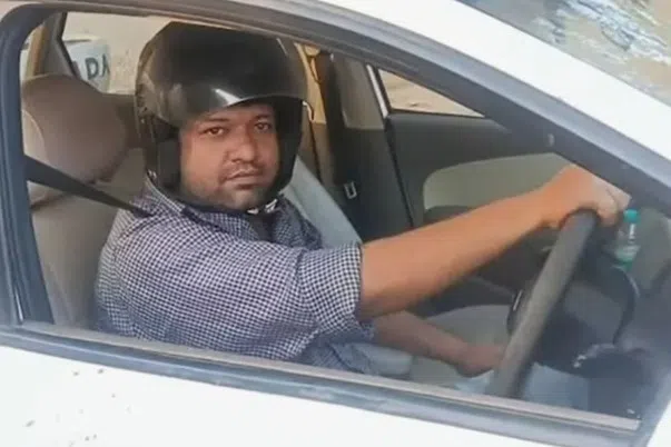 தலைக்கவசம் எங்கே: கார் ஓட்டுநருக்கு  அபராதம்