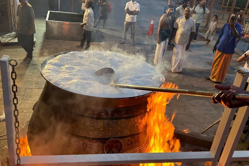 வரும் பக்தர்களுக்கு வயிறார உணவளிப்பதை முக்கியப் பணியாக ஸ்ரீ அரசகேசரி சிவன் கோயில் கருதுகிறது.
