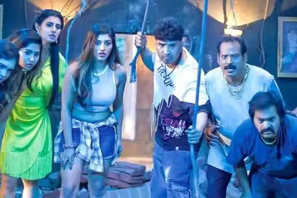 ‘டிடி நெக்ஸ்ட் லெவல்’ படத்தில் சந்தானத்திற்கு அம்மாவாக நடித்திருக்கிறார் கஸ்தூரி.
