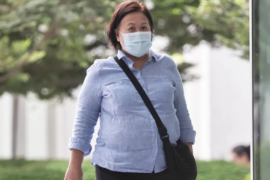 வழக்கறிஞராக செயல்பட தடை விதித்தும் சட்ட சேவைகளை வழங்கியவருக்குச் சிறை