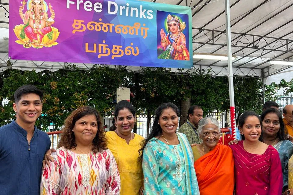 குடும்பத்தினரோடு மாலா (இடமிருந்து மூன்றாவது), கஸ்தூரி (வலமிருந்து மூன்றாவது).