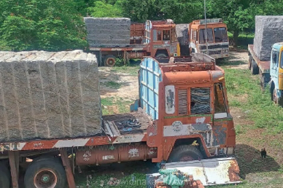 பத்து ஆண்டுகளாக நிறுத்தப்பட்டு இருக்கும் வாகனங்கள்.