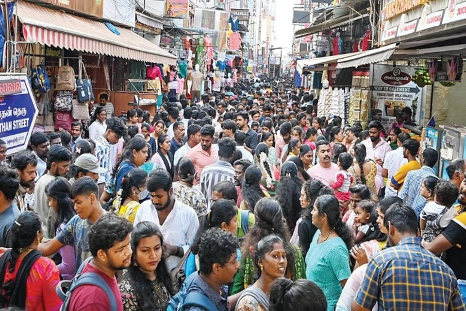 சென்னை தியாகராய நகர் பகுதியில் உள்ள ரங்கநாதன் தெருவில் ஞாயிற்றுக்கிழமை அலைமோதிய கூட்டம்.