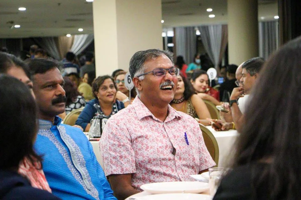 குடும்பம் ஒரு கதம்பம் நிகழ்ச்சியில் பங்குகொண்டோருடன் திரு முரளி பிள்ளை.