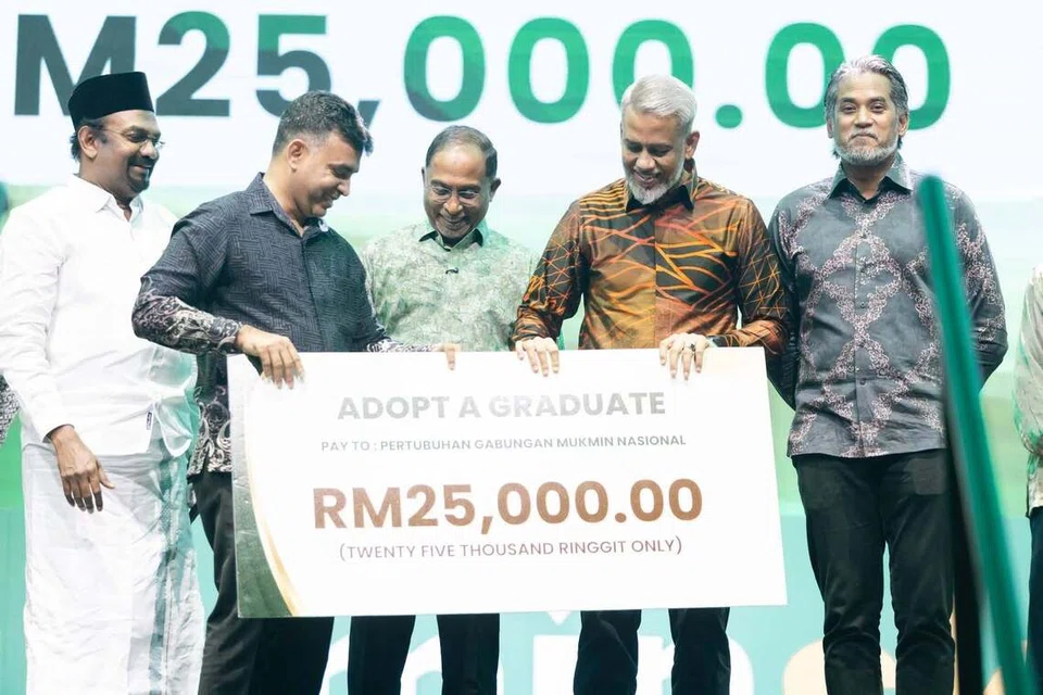 மலேசியாவின் ‘முக்மின் திறன்கள்’ நிகழ்ச்சியில், சமூகத்திற்குப் பயனளிக்கும் வகையில் ‘பட்டதாரிகள் தத்தெடுப்பு’ திட்டத்திற்காக 25,000 ரிங்கிட் காசோலையை  ராயல் கிங்ஸ் குழுமத்தினர் உயர்கல்வி அமைச்சரிடம் வழங்கினர்.