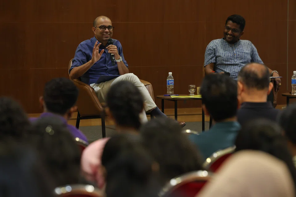 நீடித்த நிலைத்தன்மை, சுற்றுப்புறம் மற்றும் கல்வி மூத்த துணை அமைச்சர் ஜனில் புதுச்சேரி (இடது) இளையர் கலந்துரையாடலில் பங்கேற்றுப் பேசினார். அருகில் கலந்துரையாடலை வழிநடத்திய தமிழ் முரசு ஊடக வாசகர், வளர்ச்சி ஆசிரியரும் தப்லா ஆசிரியருமான எஸ். வெங்கடேஷ்வரன்.