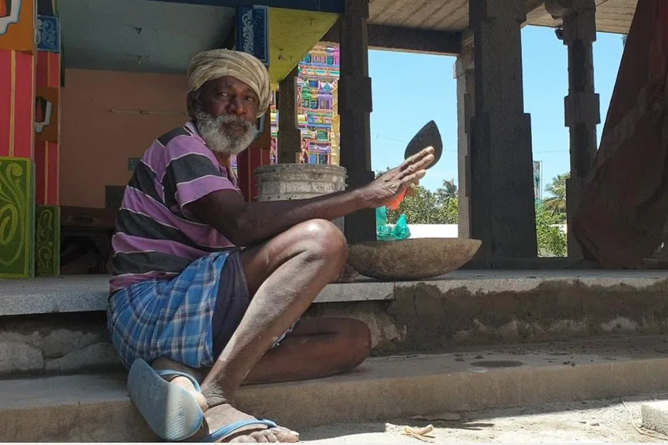 திருநாங்கூர் என்ற ஊரில் உள்ள பெருமாள் கோயிலில் தரையில் கல் பதிக்கும் திரு பக்தவச்சலம், 59