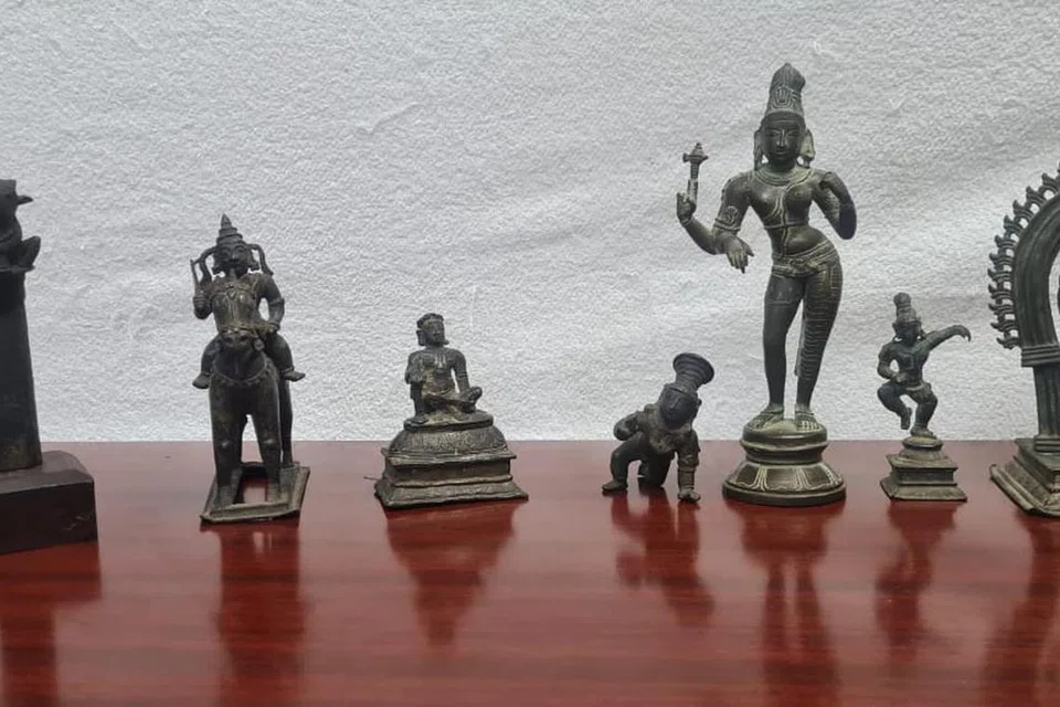 கடத்தப்பட்ட உலோகச் சிலைகள்.