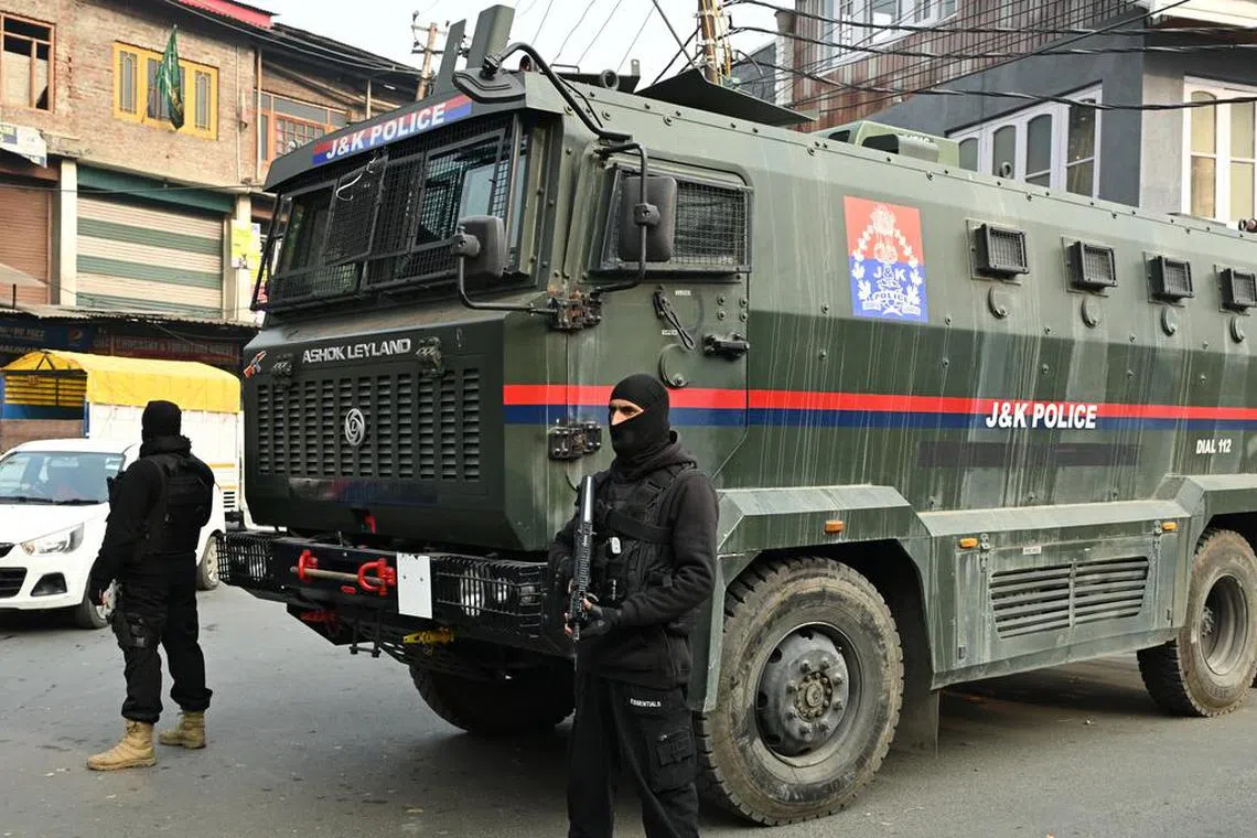 ஜம்மு கா‌ஷ்மீரில் பயங்கரவாதிகள் ஐவர் கொல்லப்பட்டனர்