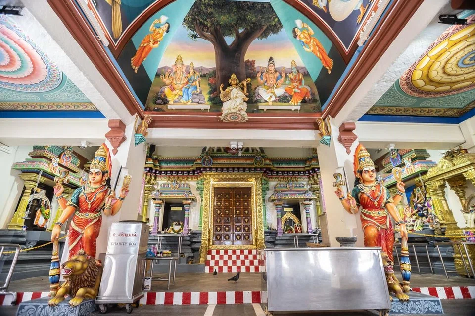 ஸ்ரீ மாரியம்மன் கோவில், சைனாடவுனின் மையப்பகுதியில் எண் 244 சவுத் பிரிட்ஜ் சாலையில் அமைந்துள்ளது.