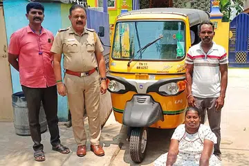 ஸ்டெல்லாவின் கணவருக்கு புதிய ஆட்டோ ஒன்றை வாங்கிக் கொடுத்துள்ளார் ஆய்வாளர் அசோகன்.