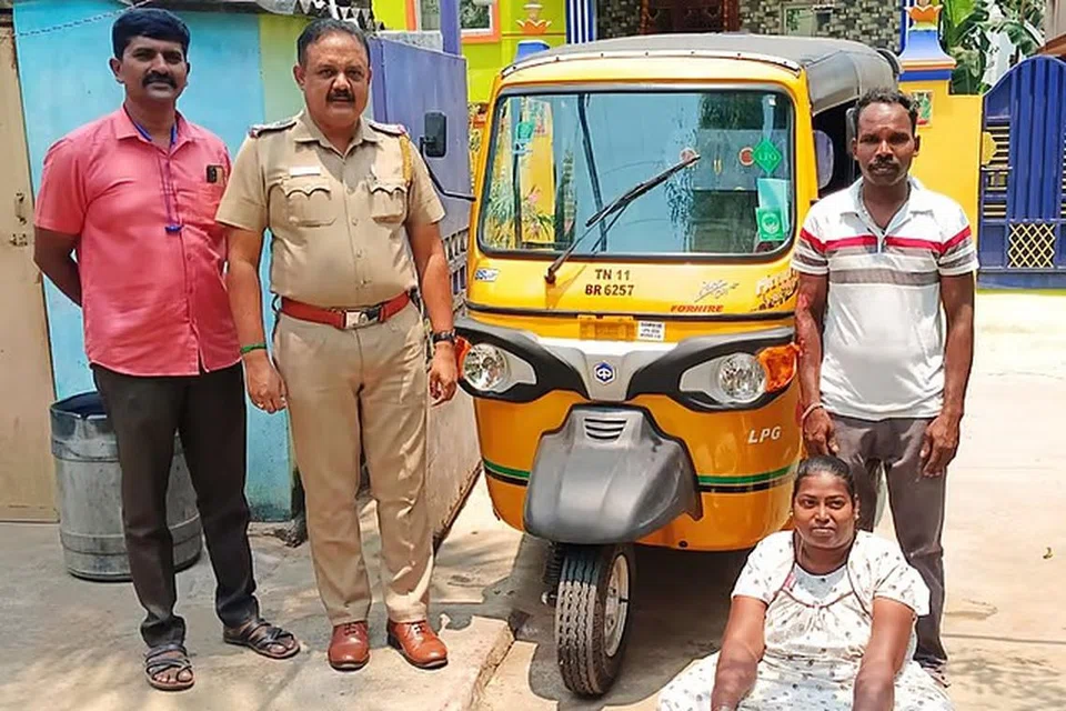 ஸ்டெல்லாவின் கணவருக்கு புதிய ஆட்டோ ஒன்றை வாங்கிக் கொடுத்துள்ளார் ஆய்வாளர் அசோகன்.