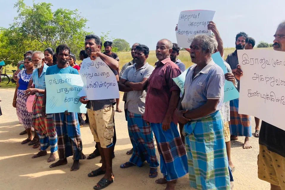 திங்கட்கிழமை காலை பருத்தித்துறை கற்கோவளம் ராணுவ முகாமுக்கு முன்பாக ஆர்ப்பாட்டம் நடைபெற்றது.