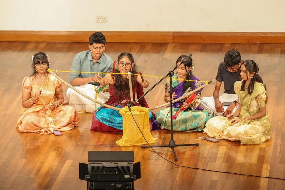 ஏப்ரல் 11ஆம் தேதி, ஆண்டர்சன் சிராங்கூன் தொடக்கக்கல்லூரியின் ஏற்பாட்டில்  நடந்த ‘அக்னி’ கலை நிகழ்ச்சியில் வில்லுப்பாட்டு வாசித்த மாணவமணிகள்.
