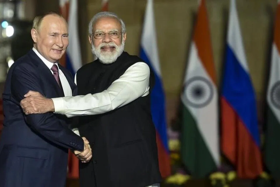 2021 டிசம்பர் 6ல் எடுக்கப்பட்ட படம். டெல்லியில் உள்ள ஹைதராபாத் இல்லத்தில் நடைபெற்ற சந்திப்பில் ரஷ்ய அதிபர் விளாடிமிர் புட்டினை பிரதமர் நரேந்திர மோடி வரவேற்கிறார்.