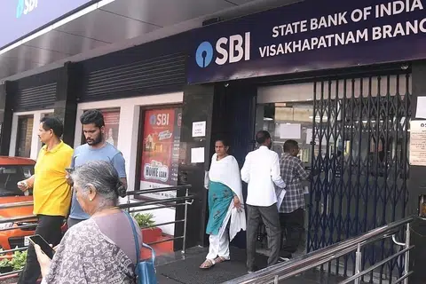 வாரத்தில் ஐந்து நாள்கள் மட்டுமே வேலைநாள்களாக அறிவிக்கப்பட வேண்டும், அனைத்துச் சனிக்கிழமைகளுக்கும் விடுமுறை அளிக்கப்பட வேண்டும் என்பது வங்கி ஊழியர்களின் நீண்டகாலக் கோரிக்கையாக இருந்து வருகிறது.