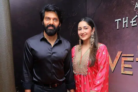 ‘வேட்டுவம்’ பட விழாவில் தன் மனைவியுடன் கலந்துகொண்ட நடிகர் ஆர்யா.