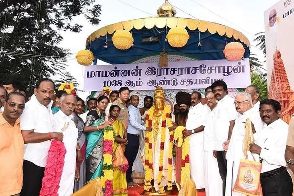 ராஜராஜன் சிலைக்கு மாலை அணிவித்து ஏராளமானோர் சிறப்புச் செய்தனர்.
