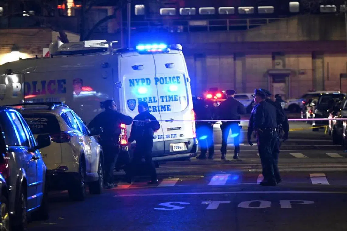 நியூயார்க்கில் துப்பாக்கிச்சூட்டில் பதின்மர் காயம்; தாக்குதல்காரர்களுக்கு வலைவீச்சு