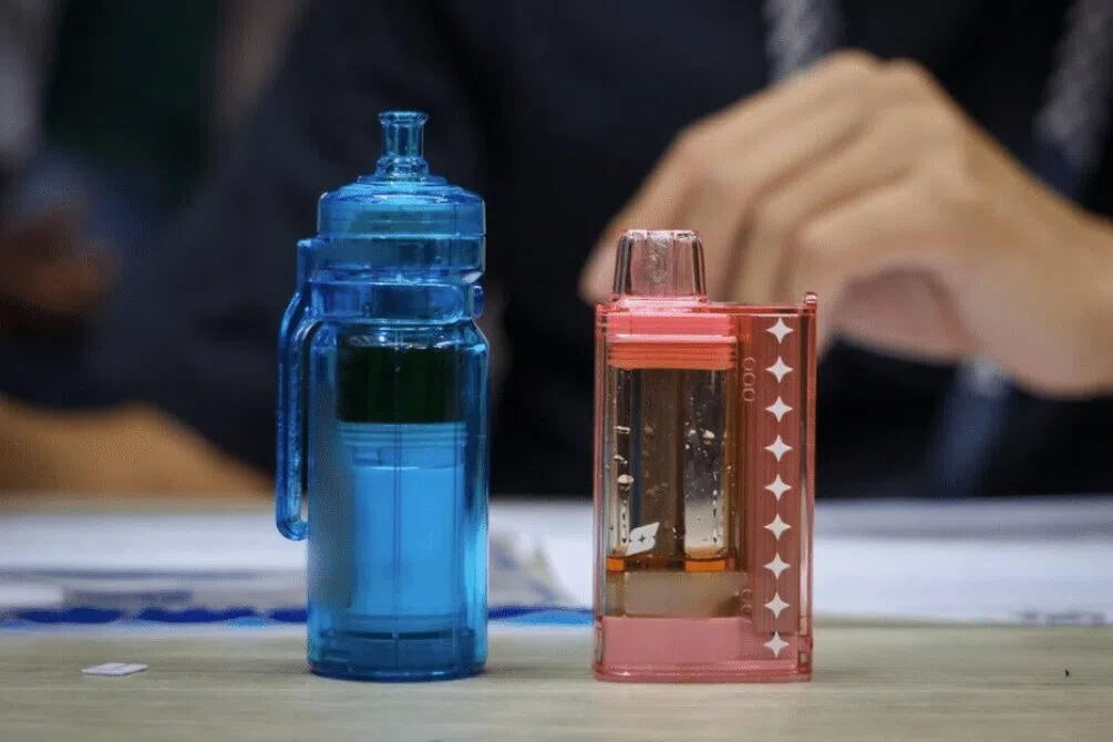 மின்சிகரெட் கடத்திய சந்தேகத்தில் 17 வயதுப் பெண் உட்பட மூவர் மீது குற்றச்சாட்டு