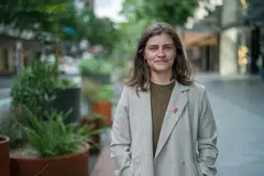 பாலஸ்தீன் குறித்து நடைபெற்ற காரசாரமான விவாதத்தை அடுத்து நாடாளுமன்ற உறுப்பினர் குளோயி சுவோர்பிரிக் நாடாளுமன்றத்திலிருந்து வெளியேற்றப்பட்டார்.