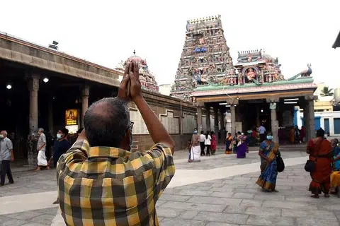 சென்னை மயிலாப்பூர் கபாலீஸ்வரர் கோயிலுக்குச் சொந்தமான ஏறத்தாழ 34 கிலோ தங்க நகைகளை உருக்குவதற்காக பாரத ஸ்டேட் வங்கியிடம் ஒப்படைக்கும் நிகழ்வு நடைபெற்றது.