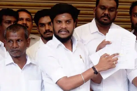 கோவில் நிலத்தை திமுக பகுதி செயலாளர் ராம்குமார் என்பவர் தன் பெயருக்கு மாற்றி கட்சி அலுவலகம் நடத்தி வருவதாகக் குற்றஞ்சாட்டி, அதற்குரிய ஆதாரங்களை வெளியிட்டார் அமைச்சர் ரமேஷ்.