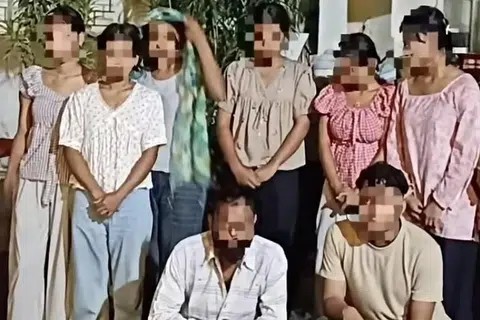 பெண்களைக் கடத்த முயன்ற இருவரும் எல்லைப் பாதுகாப்புப் படை அதிகாரிகளிடம் சிக்கினர்.