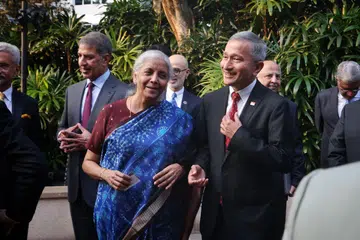 ஷங்ரிலா ஹோட்டலில் நடைபெற்ற இந்திய-சிங்கப்பூர் வட்டமேசைக் கூட்டத்தில் சிங்கப்பூர் வெளியுறவு அமைச்சர் விவியன் பாலகிருஷ்ணனுடன் (வலது) இந்திய நிதி அமைச்சர் நிர்மலா சீதாராமன்.