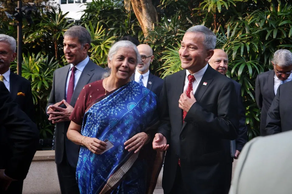 ஷங்ரிலா ஹோட்டலில் நடைபெற்ற இந்திய-சிங்கப்பூர் வட்டமேசைக் கூட்டத்தில் சிங்கப்பூர் வெளியுறவு அமைச்சர் விவியன் பாலகிருஷ்ணனுடன் (வலது) இந்திய நிதி அமைச்சர் நிர்மலா சீதாராமன்.