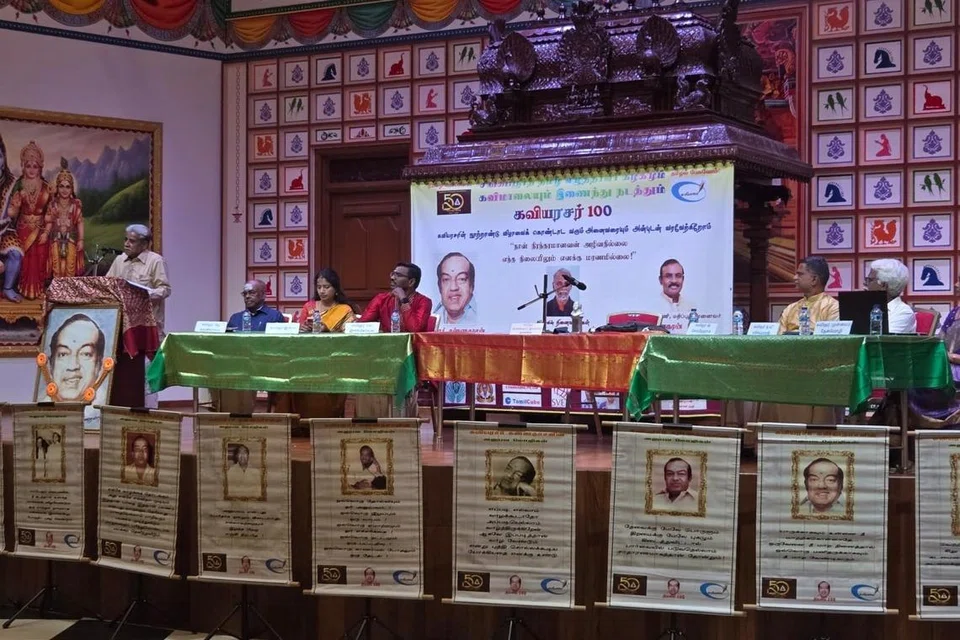‘கவியரசர் 100’ விழாவில் இடம்பெற்ற கவியரங்கத்தில் பேசிய கவிஞர் பிச்சினிக்காடு இளங்கோ. கவிஞர்கள் சித. அருணாசலம், கி. கோவிந்தராசு, ந.வி.விசயபாரதி, இன்பா, கோ இளங்கோவன், முனைவர் தேன்மொழி ஆகியோர் மேடையில் உள்ளனர்.