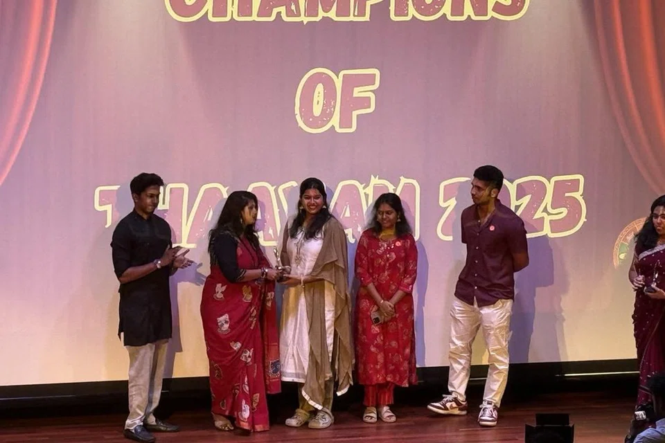 போட்டியில் வெற்றி பெற்ற குழு.