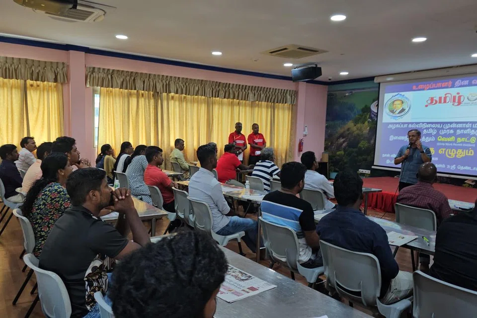 ஊழியர்களோடு கலந்துரையாடும் தமிழ் முரசு ஆசிரியர் த.ராஜசேகர்.