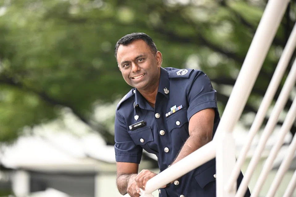 செயல்திறன் பதக்கத்தைப் பெற்ற உட்லண்ட்ஸ் காவல்துறைப் பிரிவின் மூத்த புலனாய்வு அதிகாரி அ‌ஷோக் குமார் வேலாயுதம்.