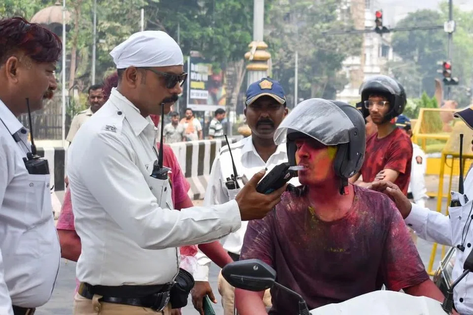 ஹோலி கொண்டாட்டத்தின்போது சாலைகளைப் பாதுகாப்பானதாக வைத்திருக்க மும்பைக் காவல்துறை கடுமையான நடவடிக்கைகளை நடைமுறைப்படுத்தியது. 
