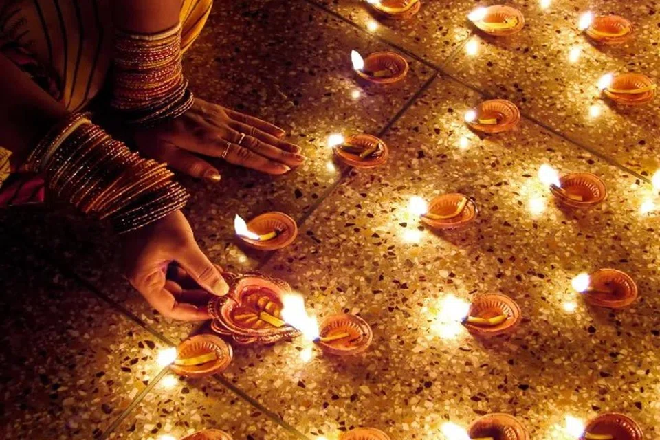 மலேசியாவின் அரசாங்கத் துறைகளில் பணிபுரியும் இந்திய ஊழியர்கள் தீபாவளிக்கு மறுநாளோ முதல்நாளோ ஒருநாள் விடுப்பு எடுத்துக்கொள்ளலாம்.