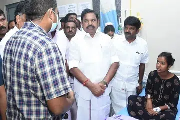 கரூர் மருத்துவமனையில் சிகிச்சை பெறுபவரை நலம் விசாரித்த எடப்பாடி பழனிசாமி. 