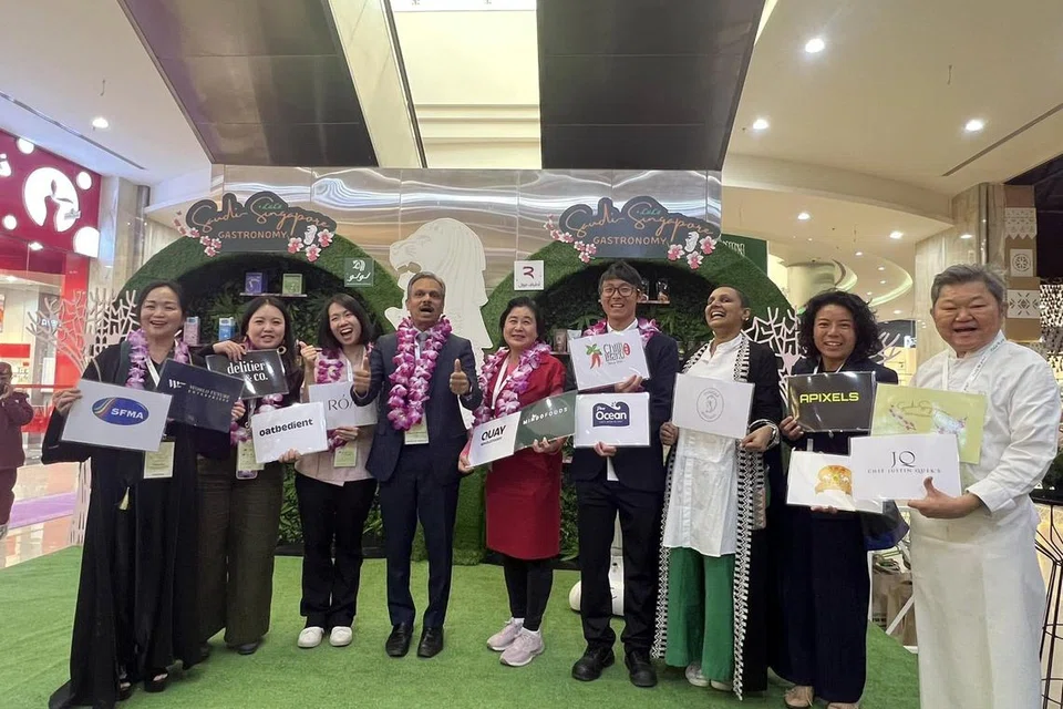 சிங்கப்பூர் நிறுவனப் பிரதிநிதிகளுடன் தூதர் பிரேம்ஜித் சதாசிவன்.  