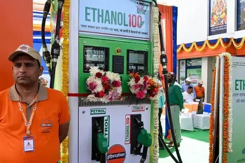 இந்தியாஈள் 2023ஆம் ஆண்டு முதல் ‘இ-20’ எத்தனால் கலந்த எரிபொருள் பயன்பாட்டைப் படிப்படியாக அமல்படுத்தப்பட்டு வருகிறது.