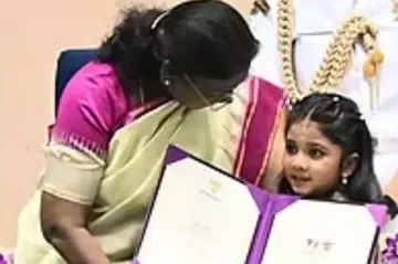 அதிபர் முர்முவிடம் இருந்து விருது பெறும் சிறுமி திரிஷா தோஷர்.