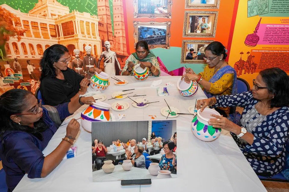 பானைகளுக்கு வண்ணம் தீட்டி மகிழ்ந்தனர் சன்லவ் இல்லத்தைச் சேர்ந்த மூத்தோர்.