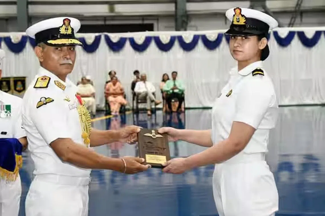 இந்தியக் கடற்படை போர் விமானங்களை இயக்கப்போகும் முதல் பெண் அதிகாரி