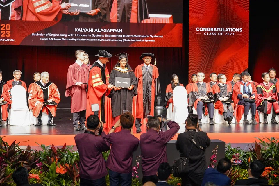 ‘எஸ்ஐடி’, ‘டிஜிபென்’ இணைந்து வழங்கும் மின் இயந்திரவியல் அமைப்புகள் படிப்பில் சிறப்புத் தேர்ச்சியோடு கெளரவப் பட்டமும் ‘ரோட் & ஷ்வார்ஸ்’ தலைசிறந்த மாணவர் விருதும் பெற்ற கல்யாணி அழகப்பன், 22.