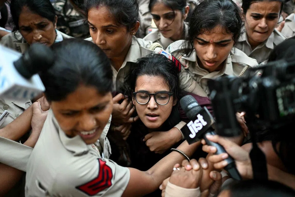 அகில இந்திய மாணவர் சங்கத் தலைவர் நேஹா போராவைக் கைது செய்து அழைத்துச் செல்லும் காவல் துறையினர்.