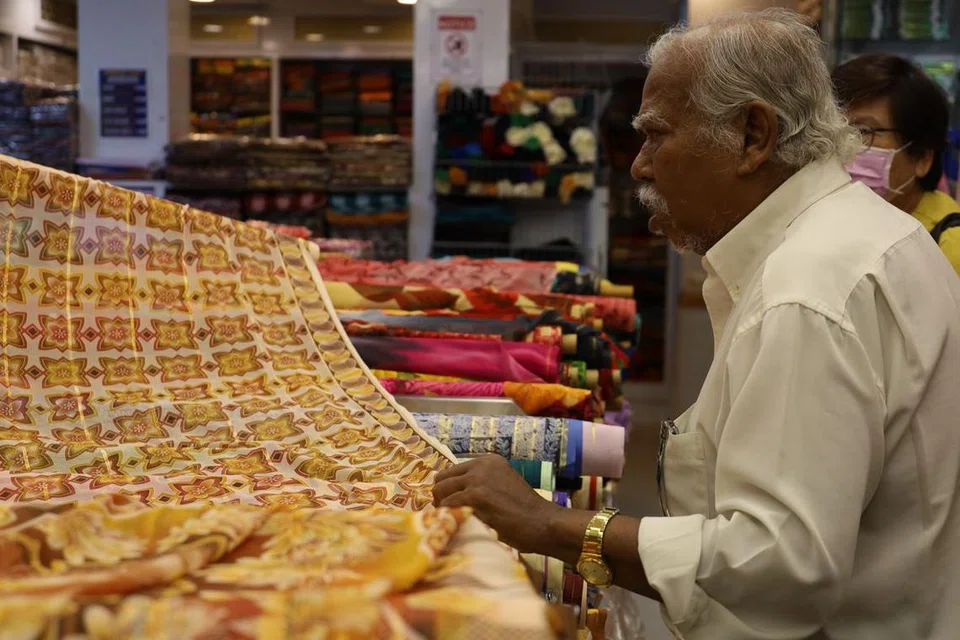 மனைவிக்காக புடவை வாங்கும் லத்தீஃப்.