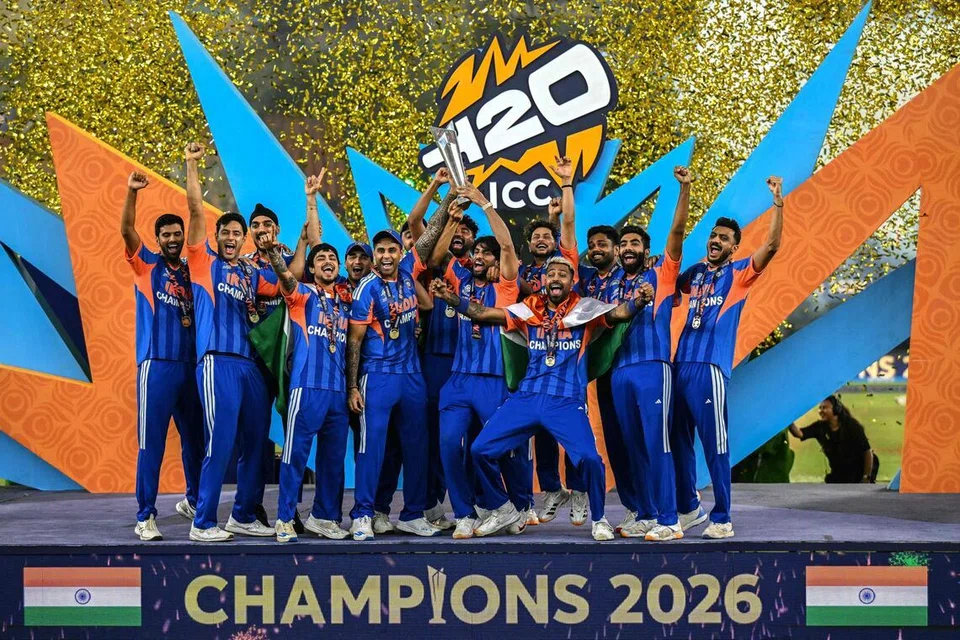டி20 உலகக் கிண்ணத்தைத் தக்கவைத்துக்கொண்ட மகிழ்ச்சியில் இந்திய ஆடவர் கிரிக்கெட் அணியினர்.