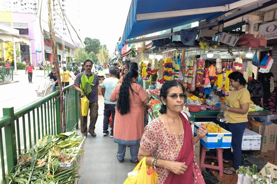 பஃப்ளோ ரோட்டில் பொருள் வாங்கக் குவிந்த மக்கள்.