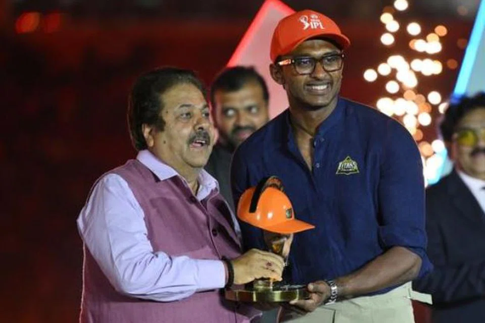 அதிக ஓட்டங்கள் எடுத்த பந்தடிப்பாளருக்கான ‘ஆரஞ்சுத் தொப்பி’ விருதை வென்ற சாய் சுதர்ஷன்.