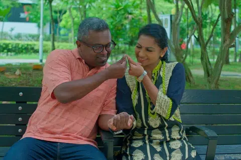 ஒற்றைப் பெற்றோர் கதாபாத்திரத்தில் நகைச்சுவையும் காதலையும் கலந்து சிவகுமார் நடித்தார்.