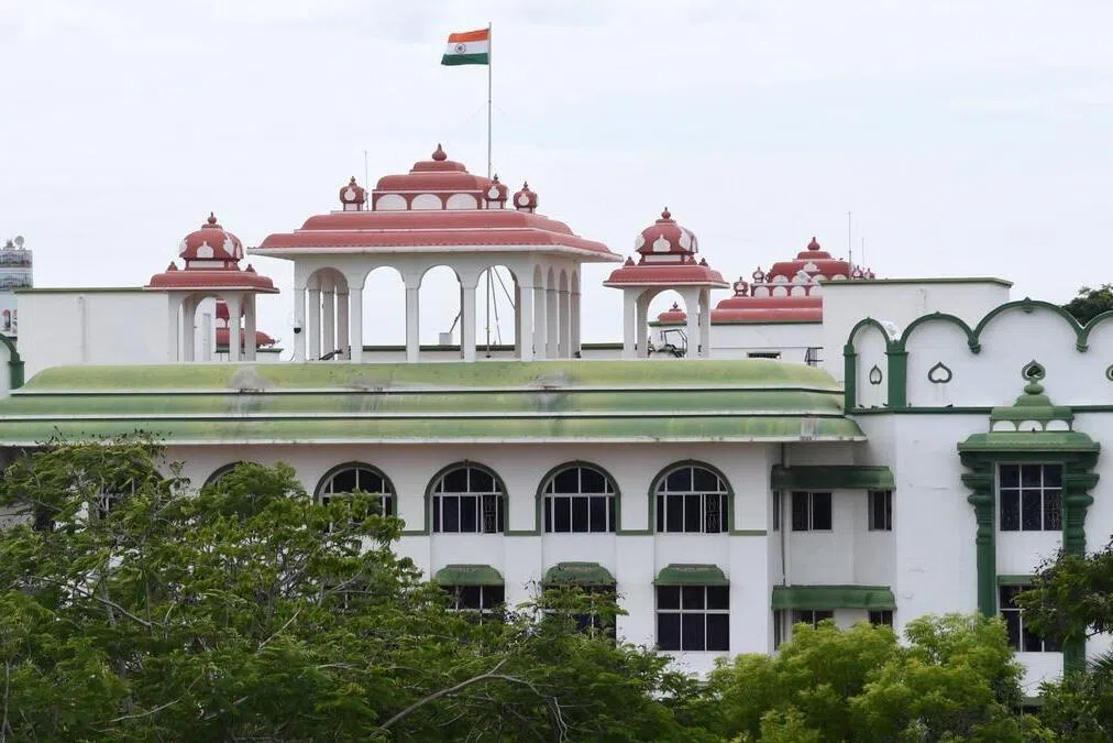 சட்டப்படி முன்அனுமதி பெற்றே போராட வேண்டும்: உயர் நீதிமன்றம்
